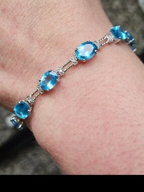 10k blue topaz & diamond bracelet.  Stamped 10k. White gold. Please note: one ti